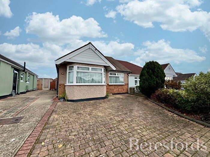 3 Bedroom Bungalow For Sale In Ascot Gardens, Hornchurch, RM12