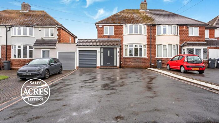 3 Bedroom Semi Detached House For Sale In Kingswood Drive, Streetly, Sutton Coldfield, B74