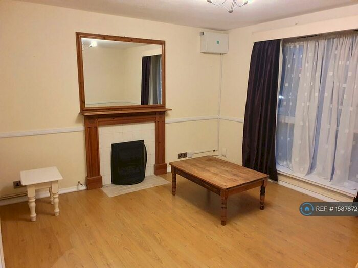 2 Bedroom Flat To Rent In Gosbrook Road, Reading, RG4