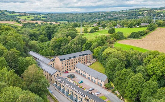 2 Bedroom Flat For Sale In Kinderlee Way, Chisworth, SK13