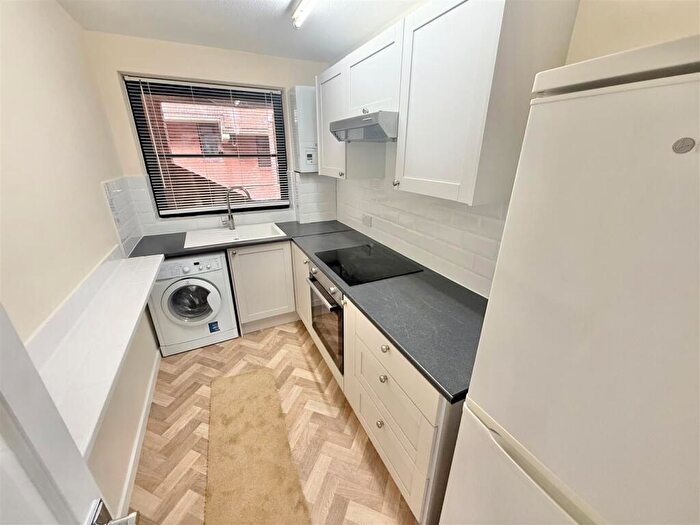 2 Bedroom Apartment To Rent In Hilltop Court, Downs Road, Luton, LU1