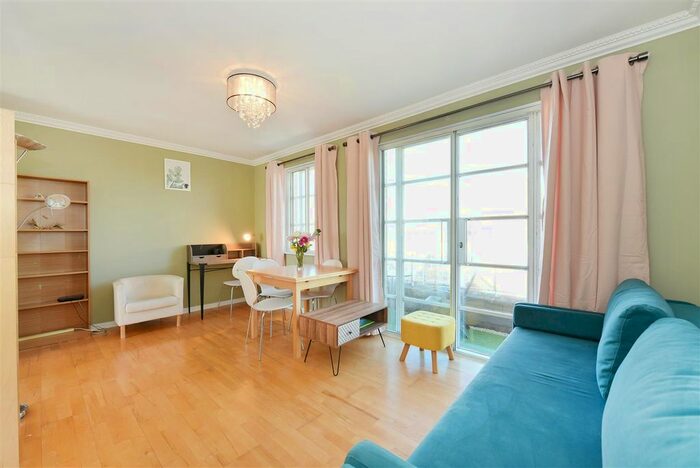 1 Bedroom Flat To Rent In The Watergardens, Limehouse, E14
