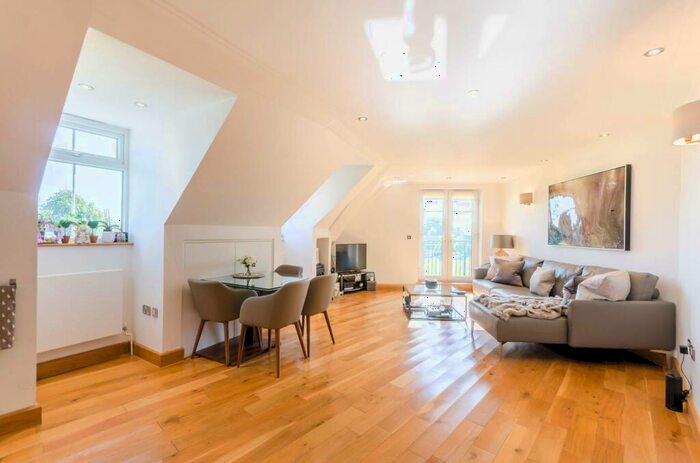 2 Bedroom Flat To Rent In Village Road, Bush Hill Park, Enfield, EN1