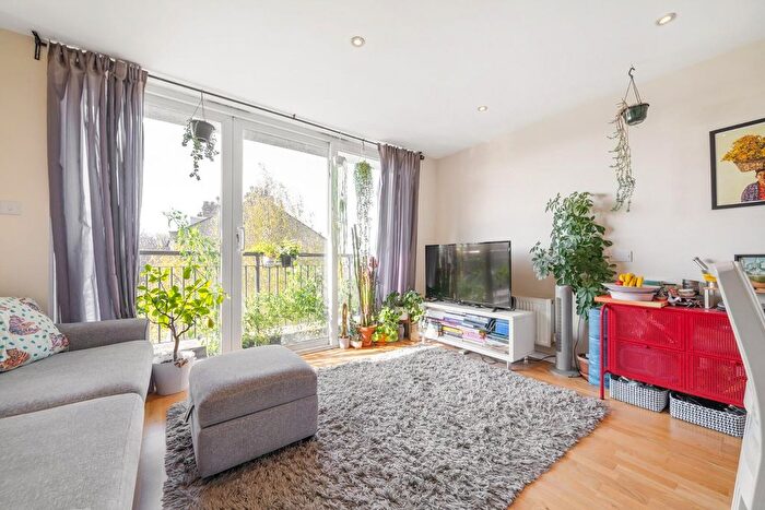 2 Bedroom Flat To Rent In Lambert Road, SW2