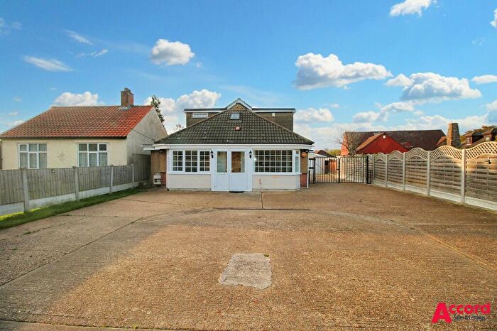 5 Bedroom Chalet To Rent In Bournebridge Lane, Stapleford Abbotts, RM4