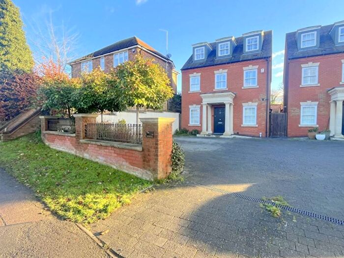 5 Bedroom Town House To Rent In Dunstable Road, Caddington, Bedfordshire, LU1