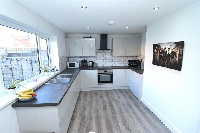 3 Bedroom Semi-Detached House For Sale In Wold View, Brough, HU15