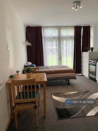 Studio To Rent In Green Lanes, London, N13