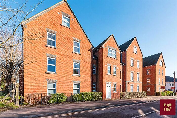 2 Bedroom Flat To Rent In Heath Hill Road South, Crowthorne, RG45