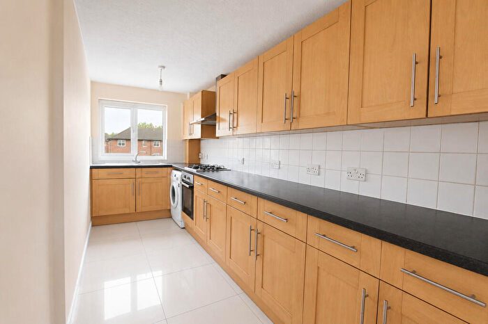 2 Bedroom Apartment For Sale In Slough, Berkshire, SL2