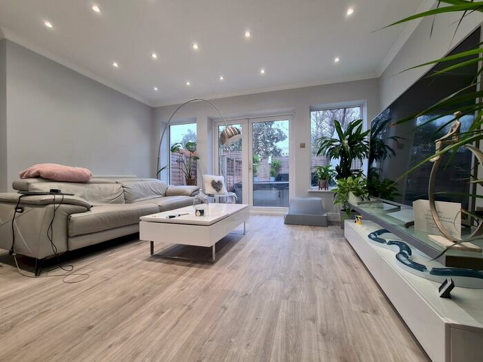 3 Bedroom Flat To Rent In Great North Way, Hendon, London, NW4