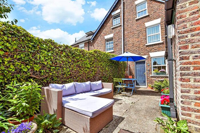 2 Bedroom Cottage For Sale In Newchapel Road, Lingfield, Surrey, RH7