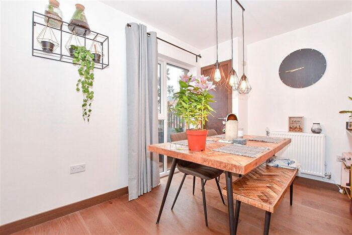 2 Bedroom Flat For Sale In Rosalind Drive, Maidstone, Kent, ME14