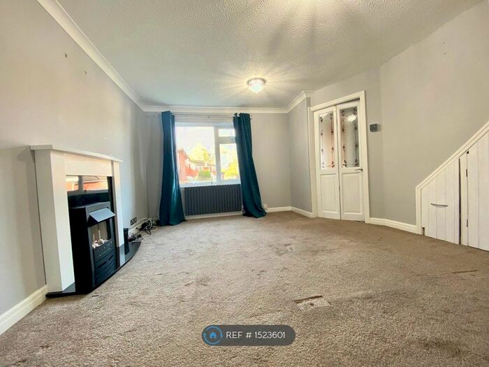 3 Bedroom Semi-Detached House To Rent In Kestrel Grove, Leeds, LS17