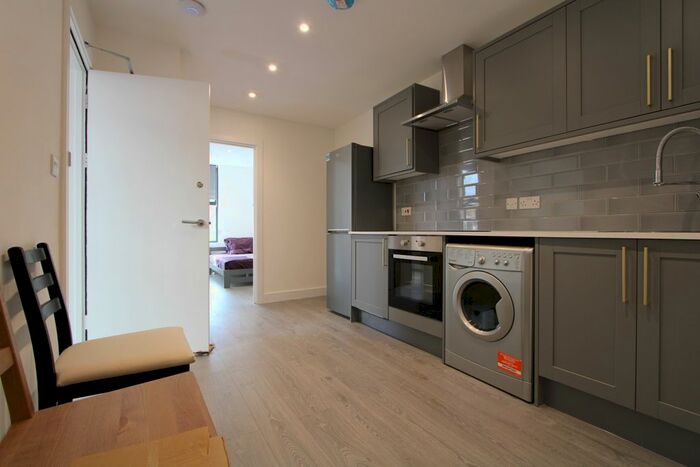 3 Bedroom Flat To Rent In Parkgate Road, London, SW11