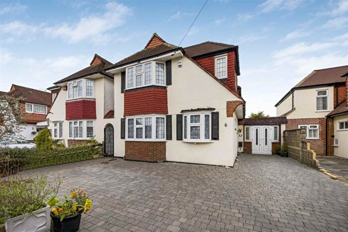 4 Bedroom House For Sale In Holmsley Close, New Malden, KT3