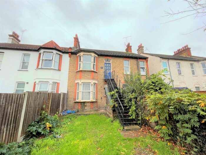2 Bedroom Flat To Rent In Westborough Road, Westcliff-On-Sea, Essex, SS0