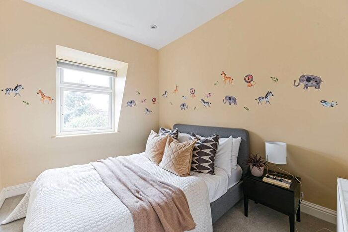 3 Bedroom Flat To Rent In Rosaline Road, Munster Village, London, SW6