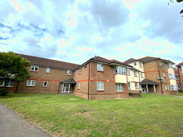 2 Bedroom Flat To Rent In Stirling Grove, Hounslow, Greater London, TW3