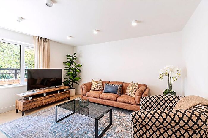 3 Bedroom Flat To Rent In West End, WC2H