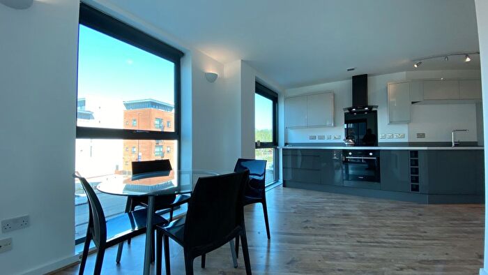 2 Bedroom Flat To Rent In Chapel Street, Salford, M3