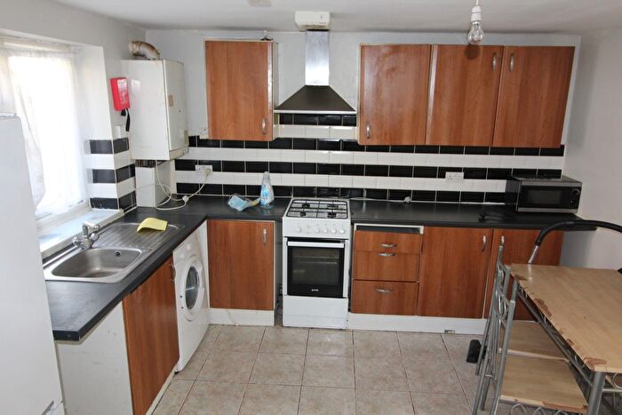 2 Bedroom Parking To Rent In Dudley Road, Southall, UB2