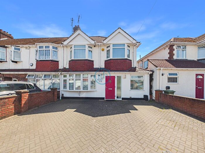 5 Bedroom End Terrace House To Rent In Jubilee Drive, Ruislip, HA4