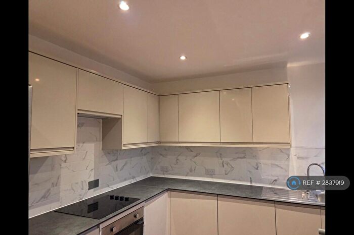 3 Bedroom Flat To Rent In Queensborough Court, London, N3