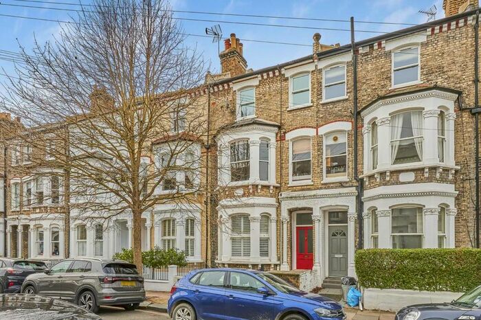 2 Bedroom Flat To Rent In Almeric Road, London, SW11