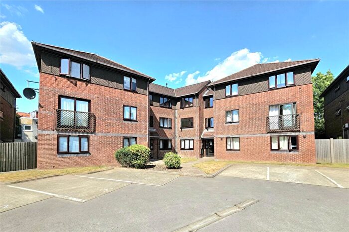 1 Bedroom Flat For Sale In Oakfields, Alexandra Avenue, Camberley, Surrey, GU15