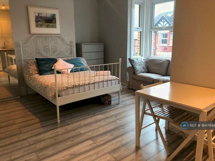 Studio To Rent In Dolphin Road (Room ), Slough, SL1