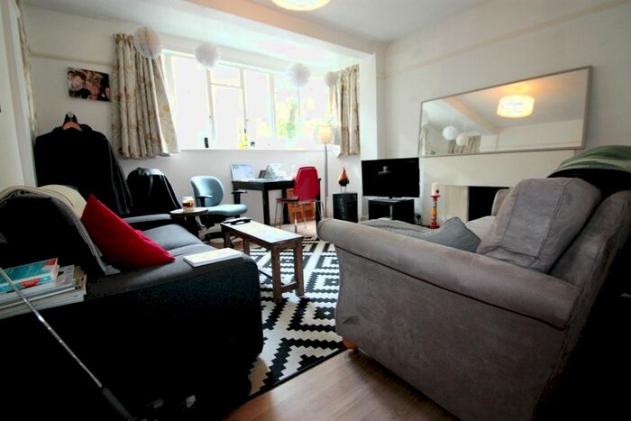 2 Bedroom Flat To Rent In Thurleigh Court, Clapham South, SW12