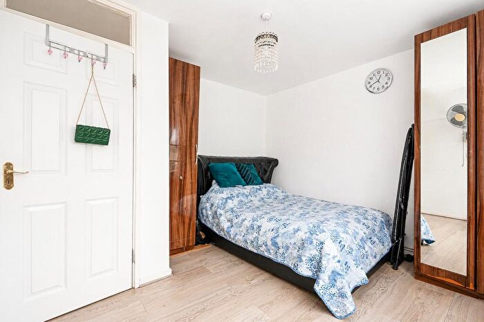 3 Bedroom Flat For Sale In Greenhill Grove, London, E12
