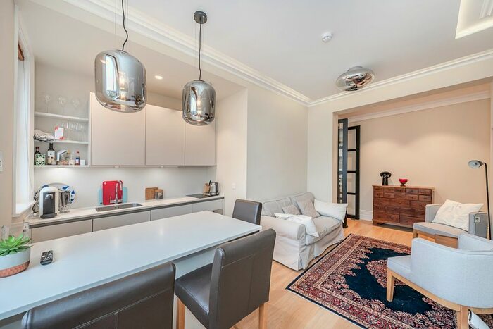 2 Bedroom Flat To Rent In Kensington Court, London, W8