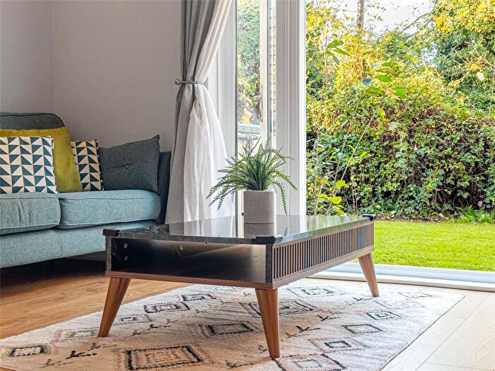 1 Bedroom Apartment For Sale In Heddington Grove, Islington, London, N7