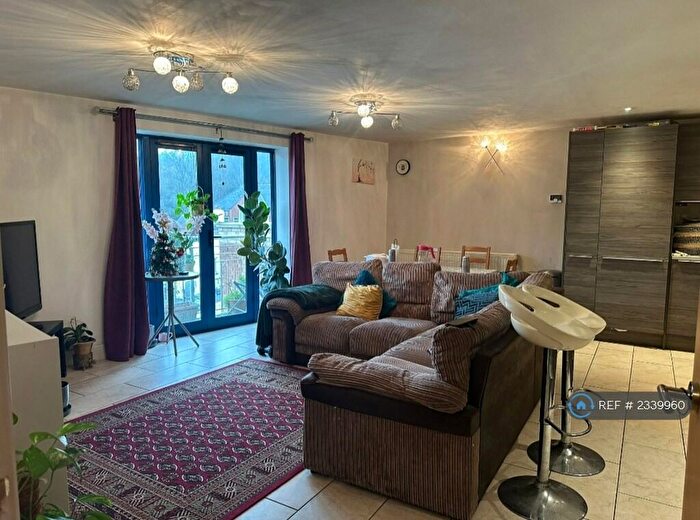 3 Bedroom Flat To Rent In Dovecot Road, High Wycombe, HP13