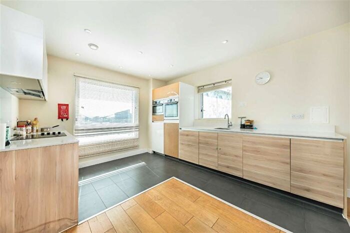 2 Bedroom Flat To Rent In Peartree Way, London, SE10