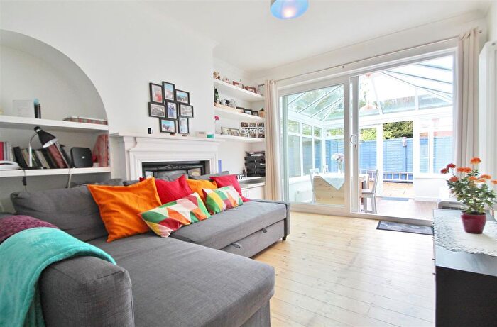 2 Bedroom Flat To Rent In Bramley Close, Twickenham, TW2