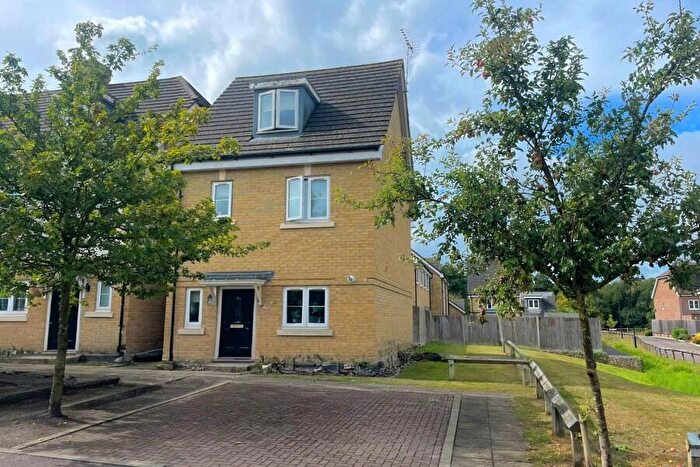 4 Bedroom Detached House To Rent In Knaphill, GU21