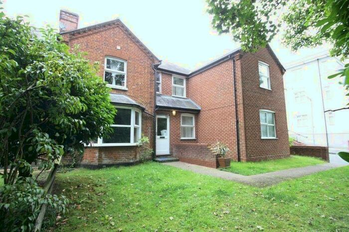 1 Bedroom Flat To Rent In Pinions Road, High Wycombe, HP13