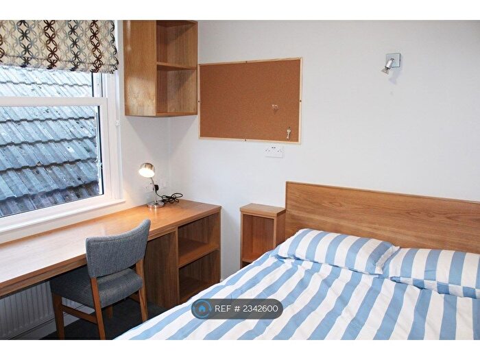 4 Bedroom Flat To Rent In Hawks Road, Kingston Upon Thames, KT1