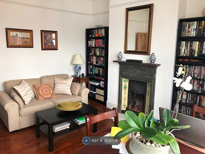 3 Bedroom Maisonette To Rent In Dumbarton Road, Brixton, SW2