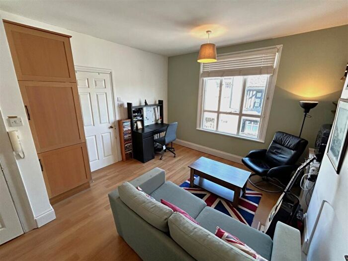 1 Bedroom Flat For Sale In The Causeway, Chippenham, SN15