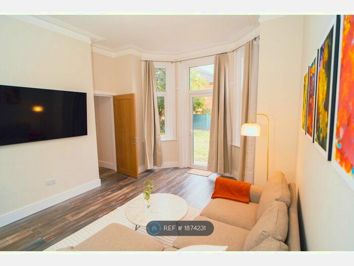2 Bedroom Flat To Rent In Richmond Park Road, Bournemouth, BH8
