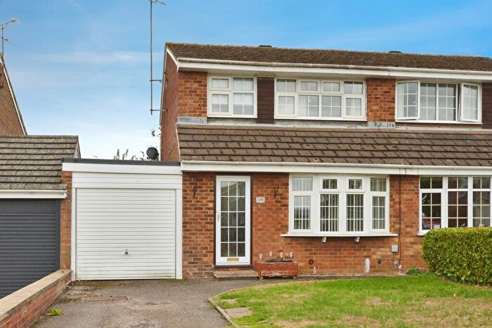 3 Bedroom Semi-Detached House For Sale In Glebe Road, Deanshanger, Milton Keynes, MK19