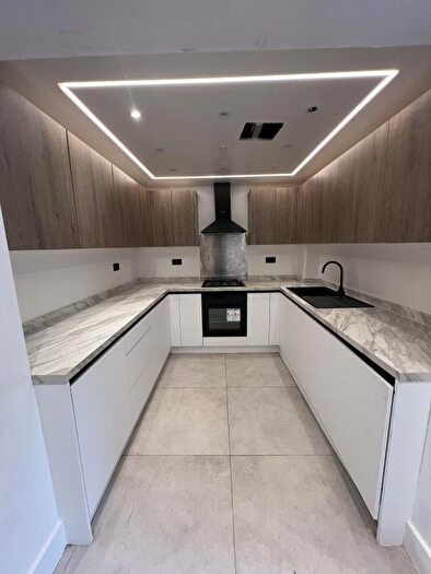 4 Bedroom Semi-Detached House To Rent In Middlesborough Road, London, N18