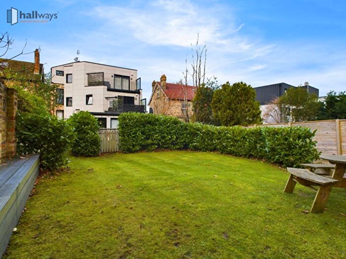 2 Bedroom Apartment For Sale In South Park Hill Road, South Croydon, CR2
