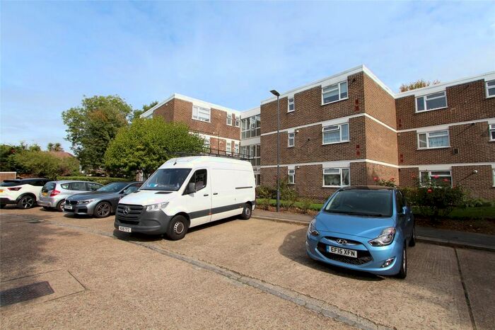 2 Bedroom Flat To Rent In Stratton Close, Edgware, HA8