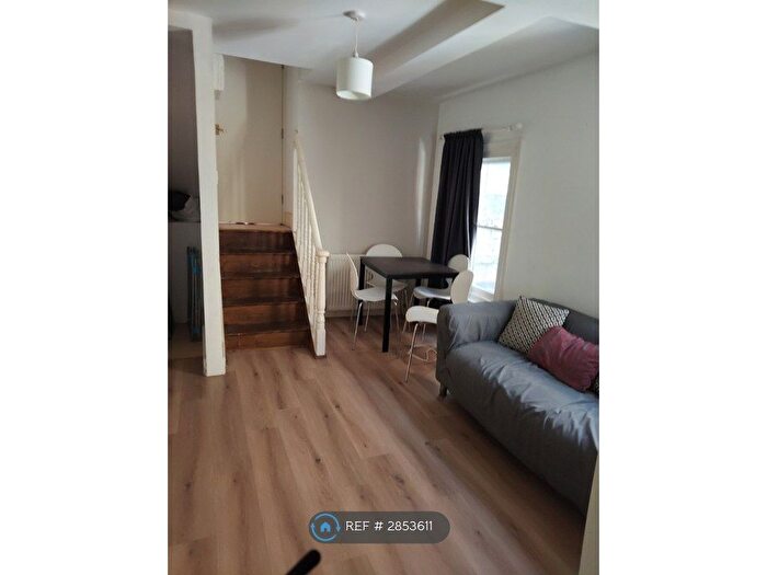 2 Bedroom Flat To Rent In Landor Road, London, SW9