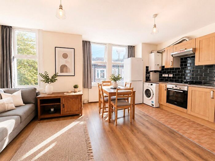 3 Bedroom Flat To Rent In London, SW17